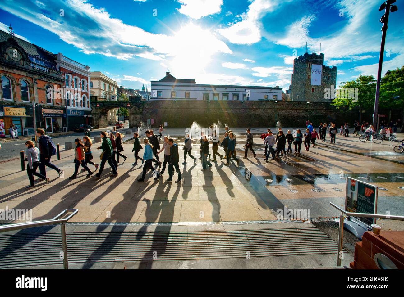 Piazza Guildhall a Derry City nella contea di Londonderry, Irlanda del Nord Foto Stock