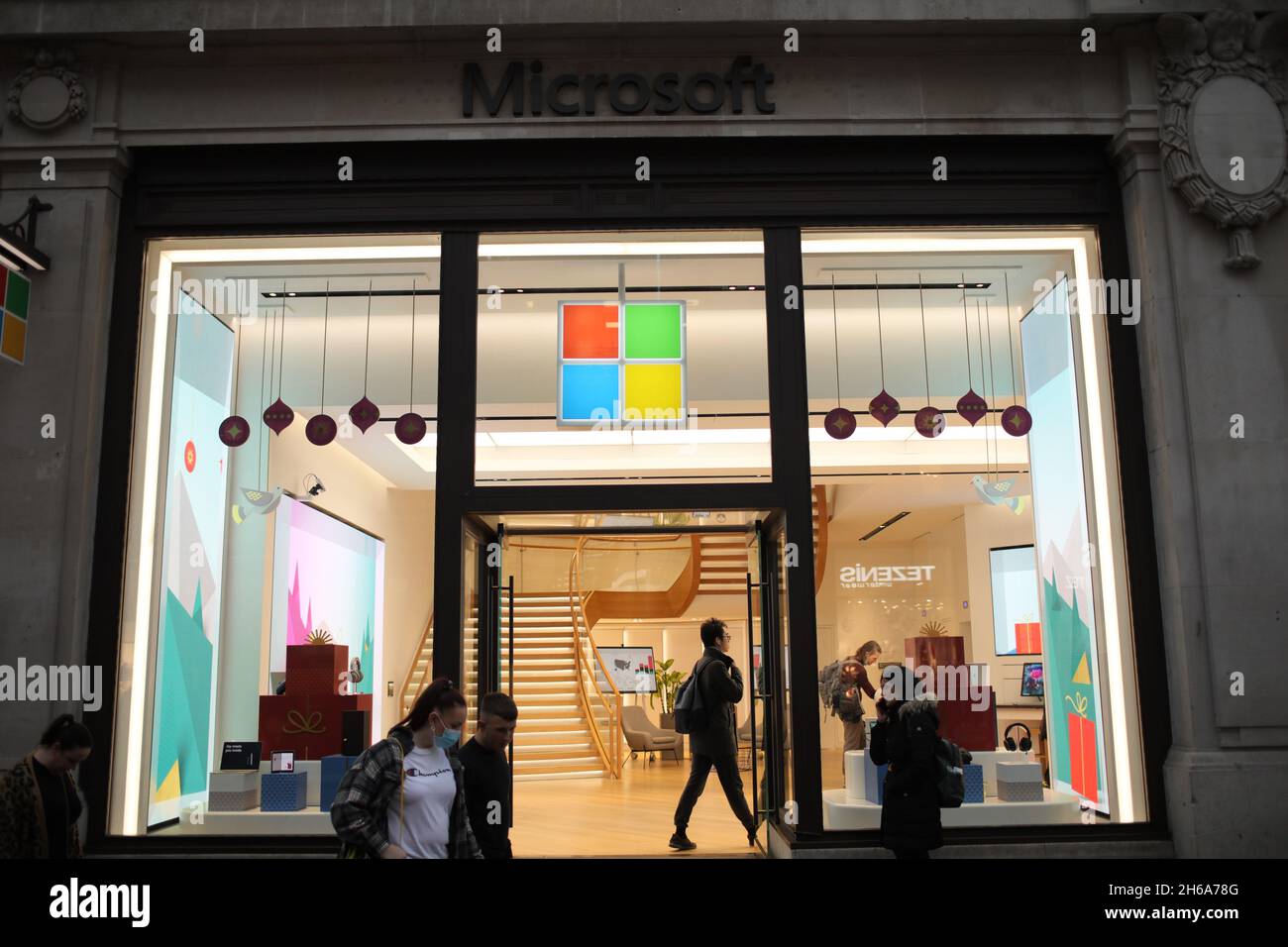 Londra, Gran Bretagna. 13 Nov 2021. La gente visita un negozio Microsoft a Oxford Circus, a Londra, in Gran Bretagna, 13 novembre 2021. Diverse società collegate ai chip hanno risposto a una richiesta precedente da parte degli Stati Uniti di fornire informazioni riservate sulla catena di fornitura in nome di una migliore comprensione della carenza globale di chip, quando la scadenza è scaduta l'8 novembre. Credit: Tim Ireland/Xinhua/Alamy Live News Foto Stock