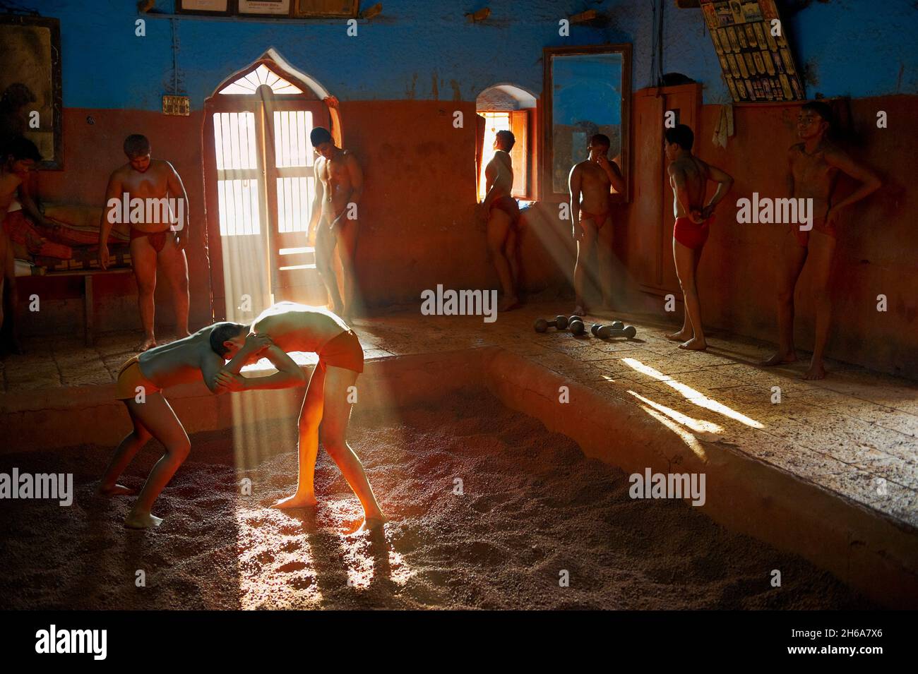 India, Maharashtra, Kolhapur, Motibag Thalim, nome della scuola di wresling, Kushti tradizionale, pratica da più di 3000 anni, ragazzi giovani lasciano un Foto Stock