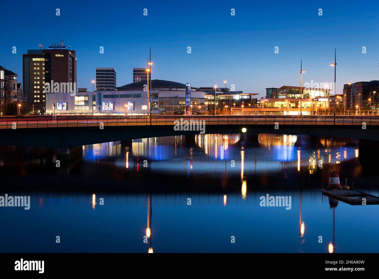 Queens Bridge e Laganside Belfast a Dusk, Irlanda del Nord Foto Stock