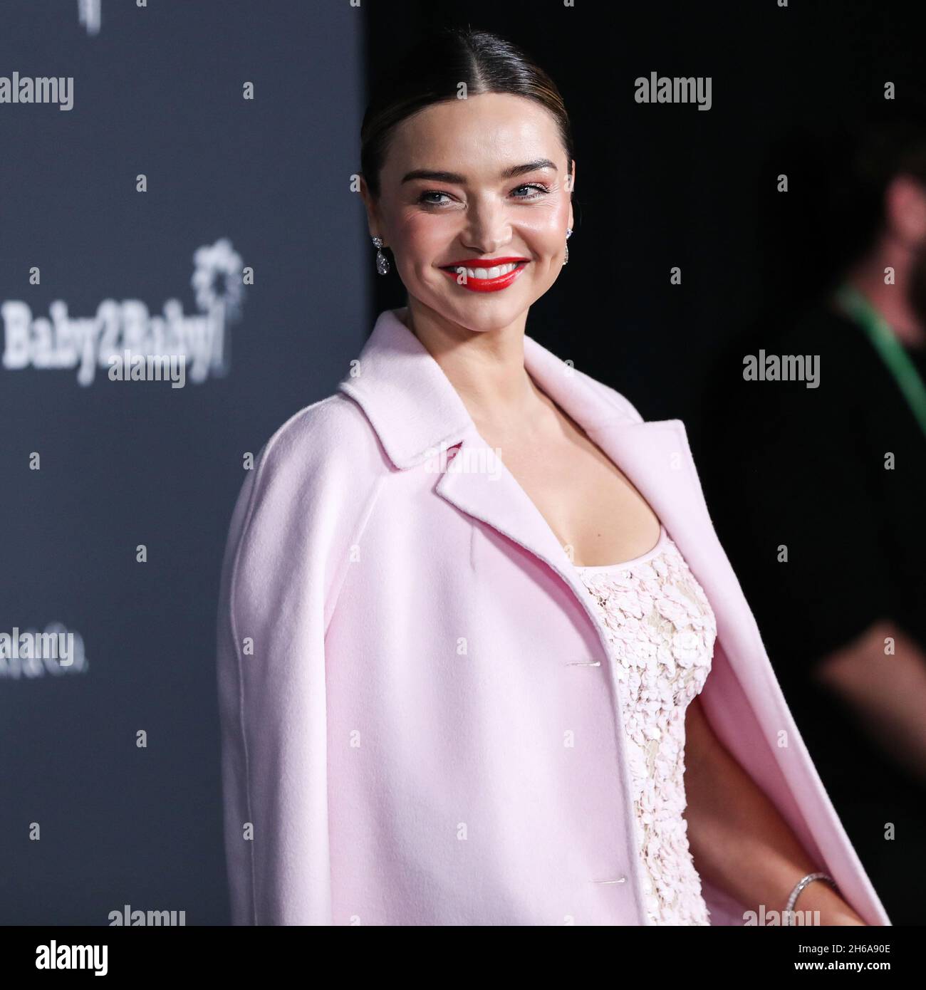 WEST HOLLYWOOD, LOS ANGELES, CALIFORNIA, USA - 13 NOVEMBRE: Il modello Miranda Kerr, che indossa un abito Michael Kors, gioielli Rahaminov e scarpe Manolo Blanik con pochette Jimmy Choo, arriva al Baby2Baby 10-Year Gala 2021 che si tiene presso il Pacific Design Center il 13 novembre 2021 a West Hollywood, Los Angeles, California, Stati Uniti. (Foto di Xavier Collin/Image Press Agency/Sipa USA) Foto Stock