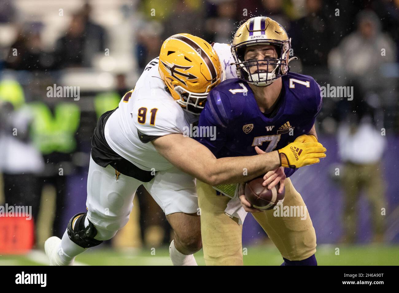 Arizona state Sun Devils Defensive End Michael Matus (91) Sacks Washington Huskies quarterback Sam Huard (7) dal lato cieco durante il 2 ° quarto Foto Stock