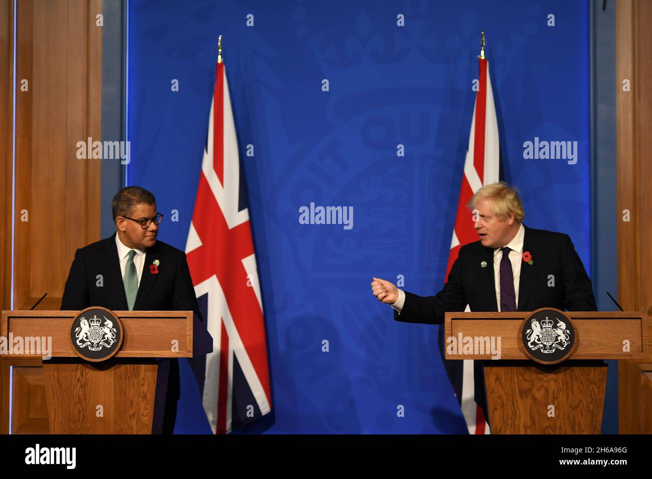 Il primo ministro Boris Johnson (a destra) e Alok Sharma, presidente del Cop26, durante una conferenza stampa a Downing Street, Londra, sul vertice climatico del Cop26. Data foto: Domenica 14 novembre 2021. Foto Stock