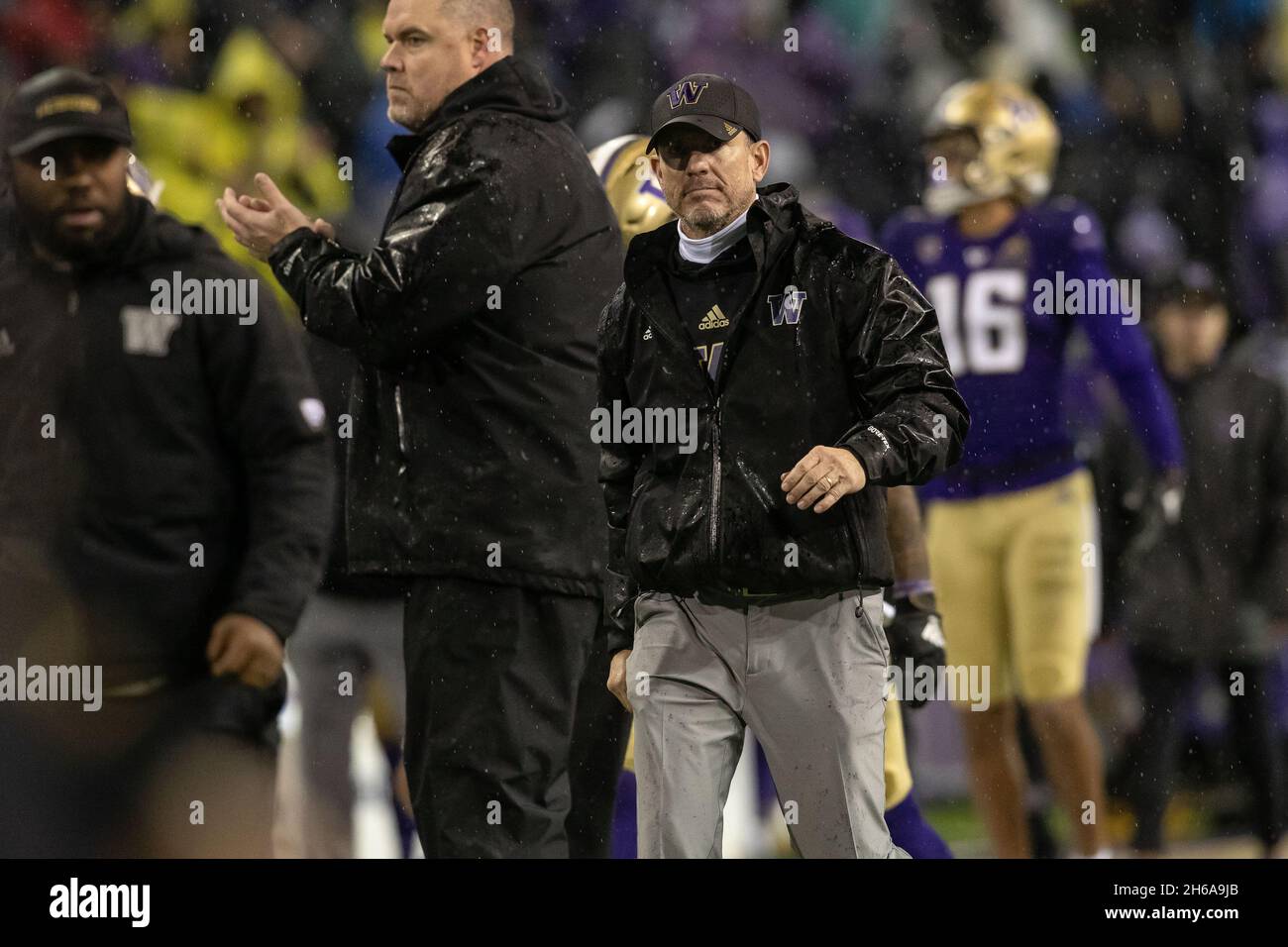 Il capo allenatore di Washington Huskies Bob Gregory cammina fuori dal campo alla fine del secondo trimestre di una partita di football del college NCAA contro l'Arizon Foto Stock