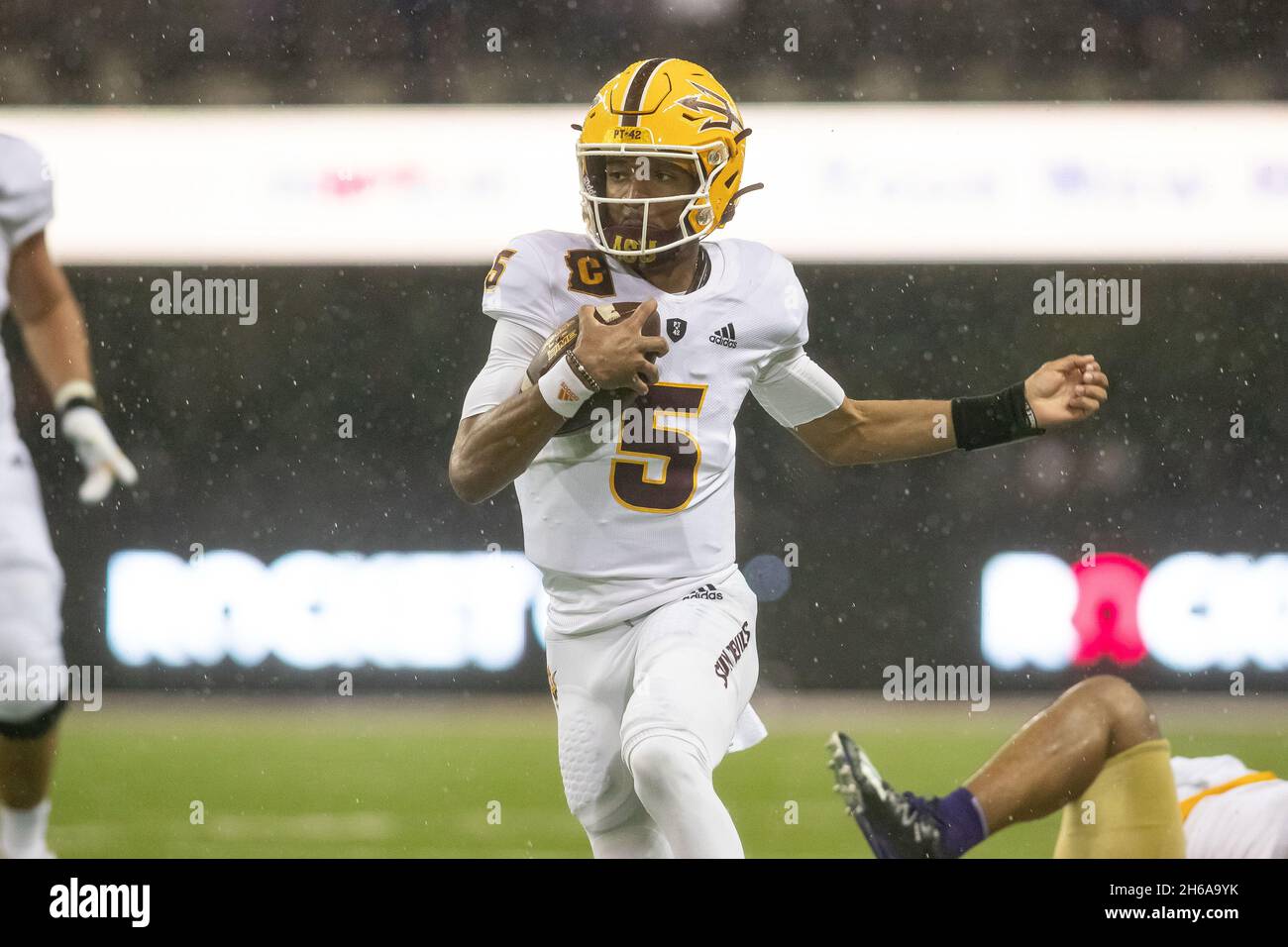 Arizona state Sun Devils quarterback Jayden Daniels (5) corre con la palla durante il quarto trimestre di una partita di football dell'università NCAA contro il lavaggio Foto Stock