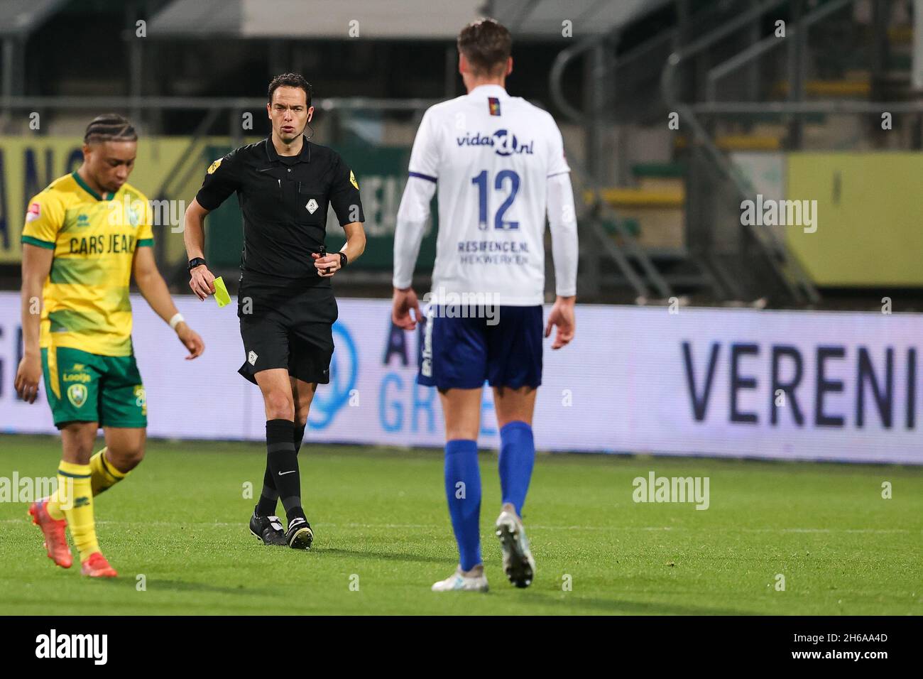 DEN HAAG, PAESI BASSI - NOVEMBRE 14: L'arbitro Richard Martens mostra la carta gialla a Stan van Dijck di VVV-Venlo durante la partita olandese Keukenkampioendivisie tra ADO Den Haag e VV Venlo a Cars Jeans Stadion il 14 Novembre 2021 a Den Haag, Paesi Bassi (Foto di Hans van der Valk/Orange Pictures) Foto Stock