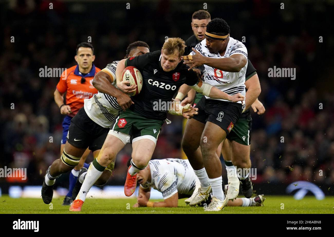 Nick Thompson del Galles viene affrontato da Viliame Mata ed Eroni Mwi delle Fiji durante la partita Autumn International al Principality Stadium di Cardiff. Data foto: Domenica 14 novembre 2021. Foto Stock