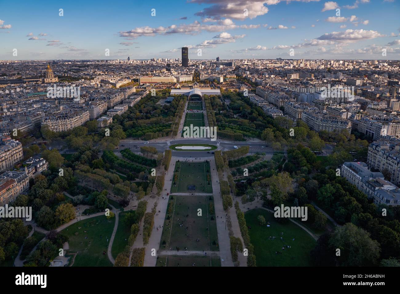 Panorama Aerial View - Skyline di Parigi, Francia. Una vista dalla piattaforma superiore della Torre Eiffel a Champ de Mars e Montparnasse Foto Stock
