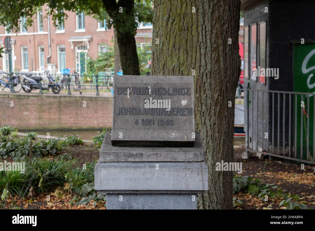 Monumento della seconda Guerra Mondiale il Bevrijdingslinde Van De Jordaankinderen ad Amsterdam 2-9-2021 Foto Stock