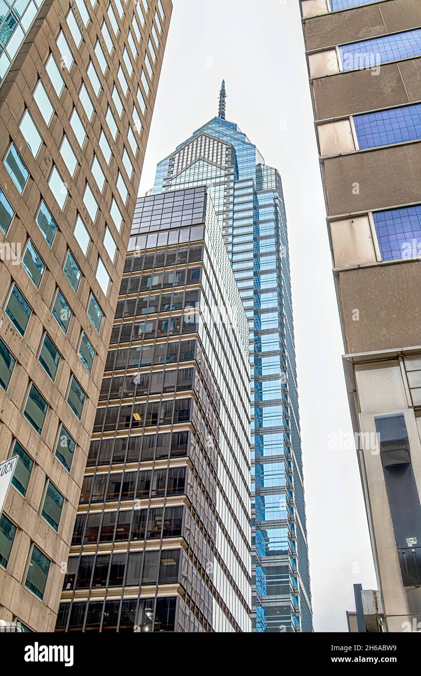 1650 Market Street, noto anche come One Liberty Place, è spesso chiamata "Philadelphia's Chrysler Building" per la sua graziosa guglia. Il grattacielo fu il primo a BREA Foto Stock