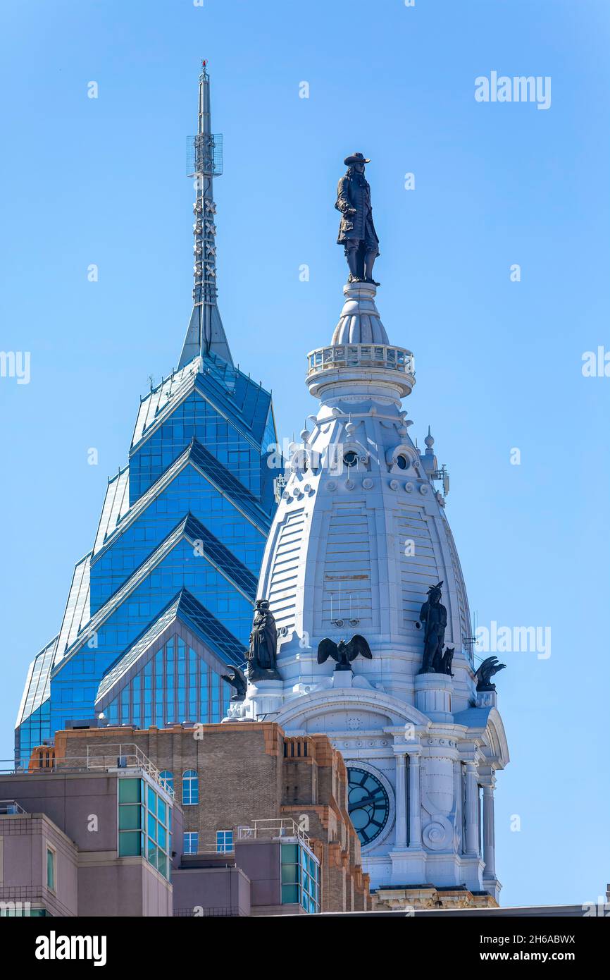 1650 Market Street, noto anche come One Liberty Place, è spesso chiamata "Philadelphia's Chrysler Building" per la sua graziosa guglia. Il grattacielo fu il primo a BREA Foto Stock