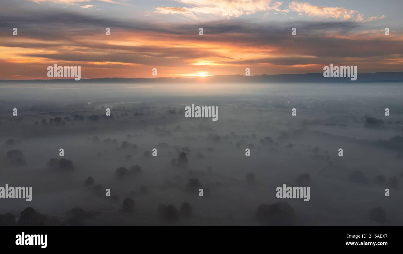 Alba sulla pianura del Reno in una mattinata d'autunno nebbia Foto Stock