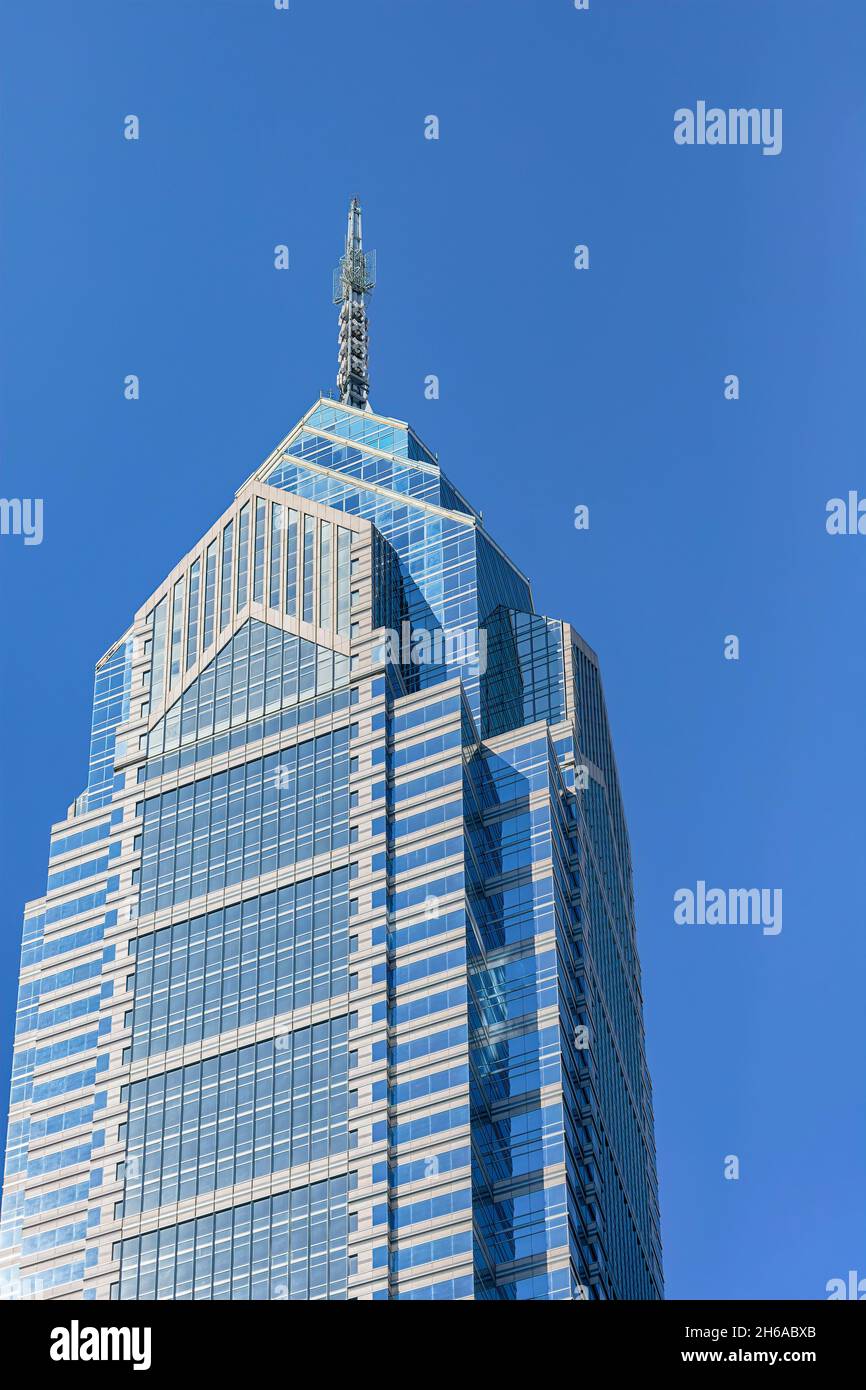 1650 Market Street, noto anche come One Liberty Place, è spesso chiamata "Philadelphia's Chrysler Building" per la sua graziosa guglia. Il grattacielo fu il primo a BREA Foto Stock