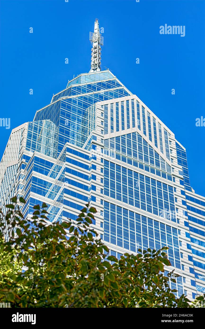 1650 Market Street, noto anche come One Liberty Place, è spesso chiamata "Philadelphia's Chrysler Building" per la sua graziosa guglia. Il grattacielo fu il primo a BREA Foto Stock