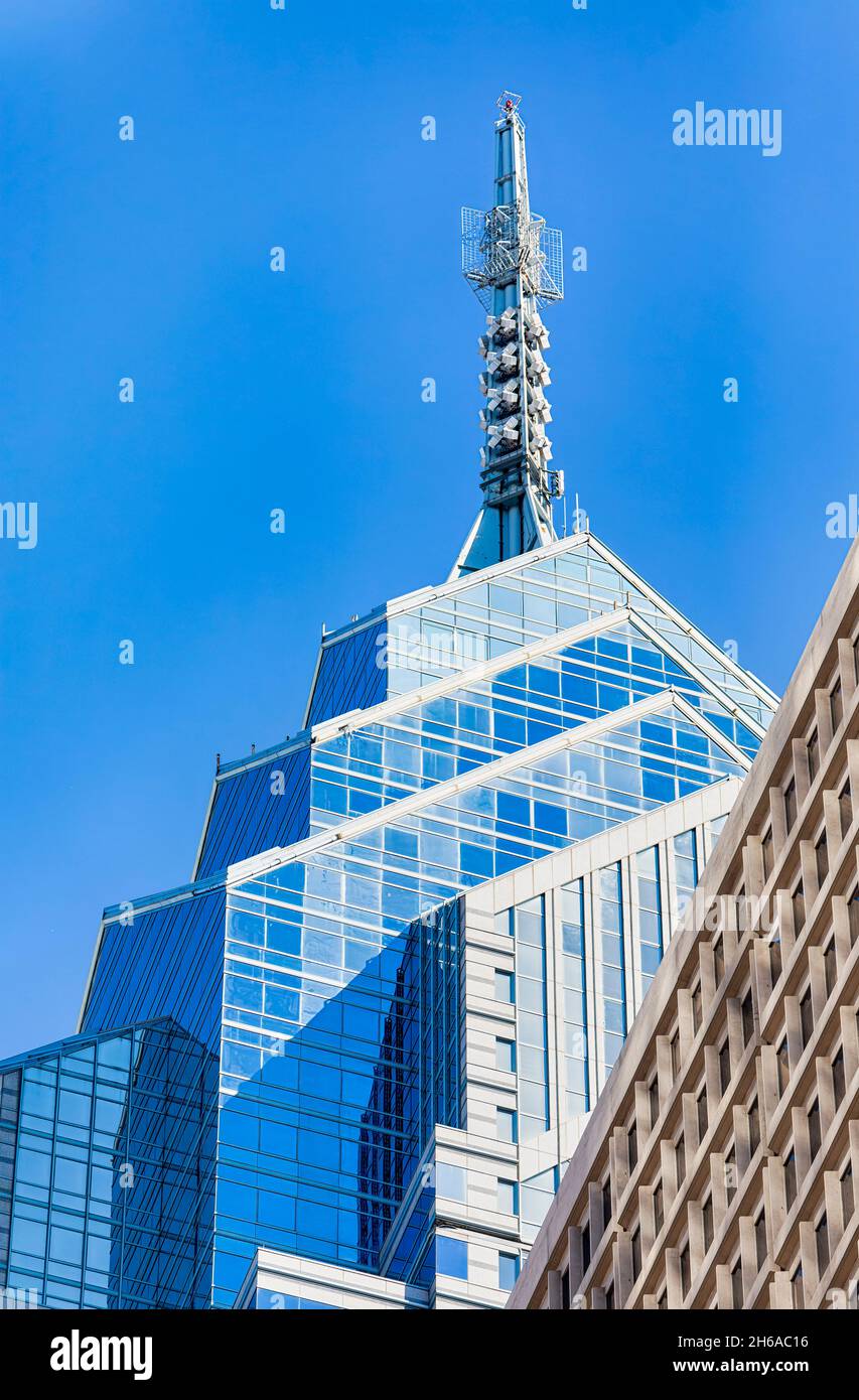 1650 Market Street, noto anche come One Liberty Place, è spesso chiamata "Philadelphia's Chrysler Building" per la sua graziosa guglia. Il grattacielo fu il primo a BREA Foto Stock