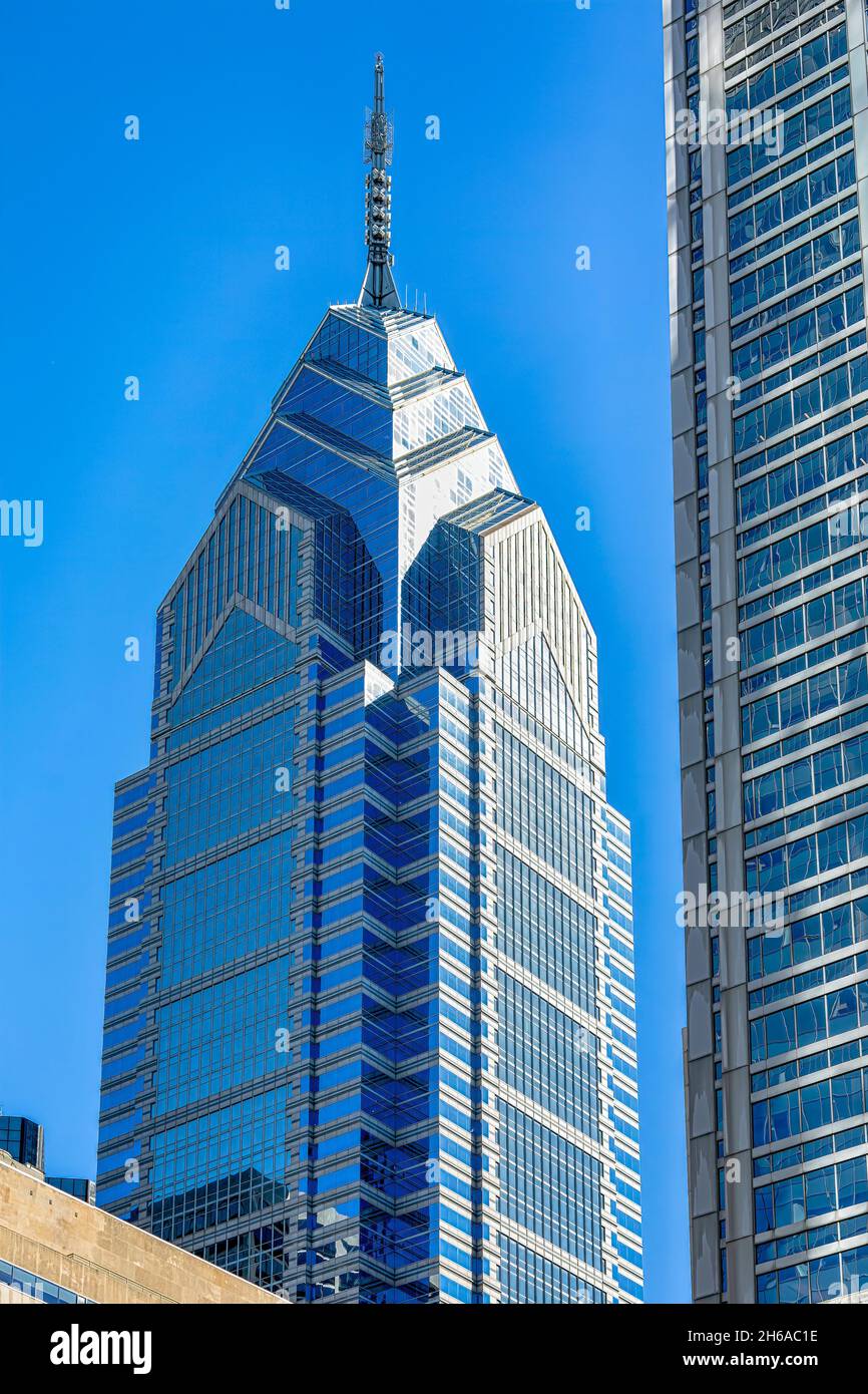 1650 Market Street, noto anche come One Liberty Place, è spesso chiamata "Philadelphia's Chrysler Building" per la sua graziosa guglia. Il grattacielo fu il primo a BREA Foto Stock