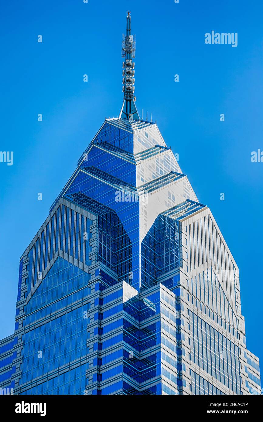 1650 Market Street, noto anche come One Liberty Place, è spesso chiamata "Philadelphia's Chrysler Building" per la sua graziosa guglia. Il grattacielo fu il primo a BREA Foto Stock