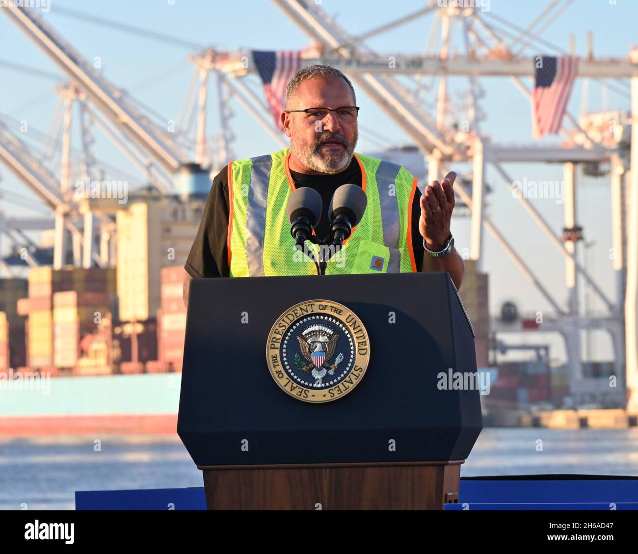 Baltimora, Stati Uniti. 10 novembre 2021. Longshoreman Tony Revels introduce il presidente Joe Biden durante una visita al porto di Baltimora, 10 novembre 2021 a Baltimora, Maryland. Credit: Joe Andrucyk/Maryland Governors Office/Alamy Live News Foto Stock