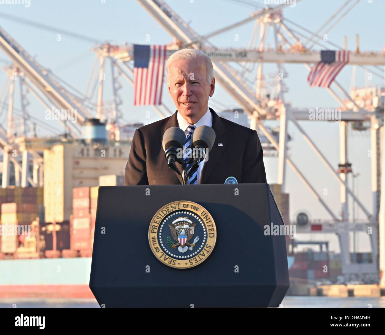 Baltimora, Stati Uniti. 10 novembre 2021. Il presidente degli Stati Uniti Joe Biden discute del piano di costruzione di infrastrutture migliori e di compensazione delle strozzature di approvvigionamento durante una visita al Porto di Baltimora, 10 novembre 2021 a Baltimora, Maryland. Credit: Joe Andrucyk/Maryland Governors Office/Alamy Live News Foto Stock