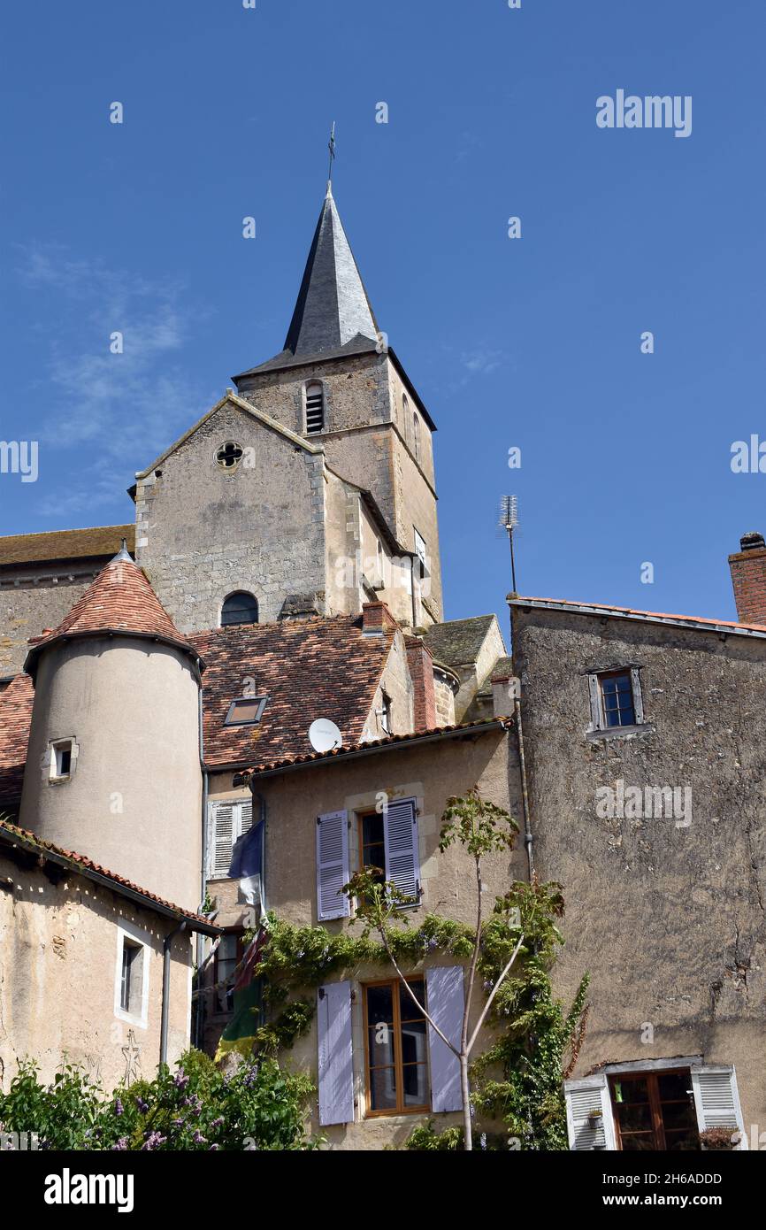 Montmorillon, Francia, strati della città, cottage vicino al fiume, dietro di esso una casa con scala a torrette, e sopra che la chiesa di Notre Dame Foto Stock