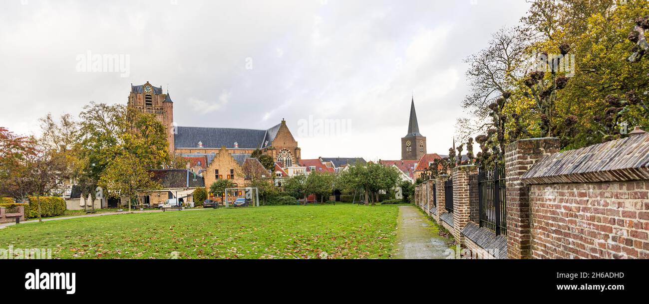 Paesaggio cittadino con chiese catoliche e protestanti Wijk bij Duurstede, Utrecht nei Paesi Bassi Foto Stock