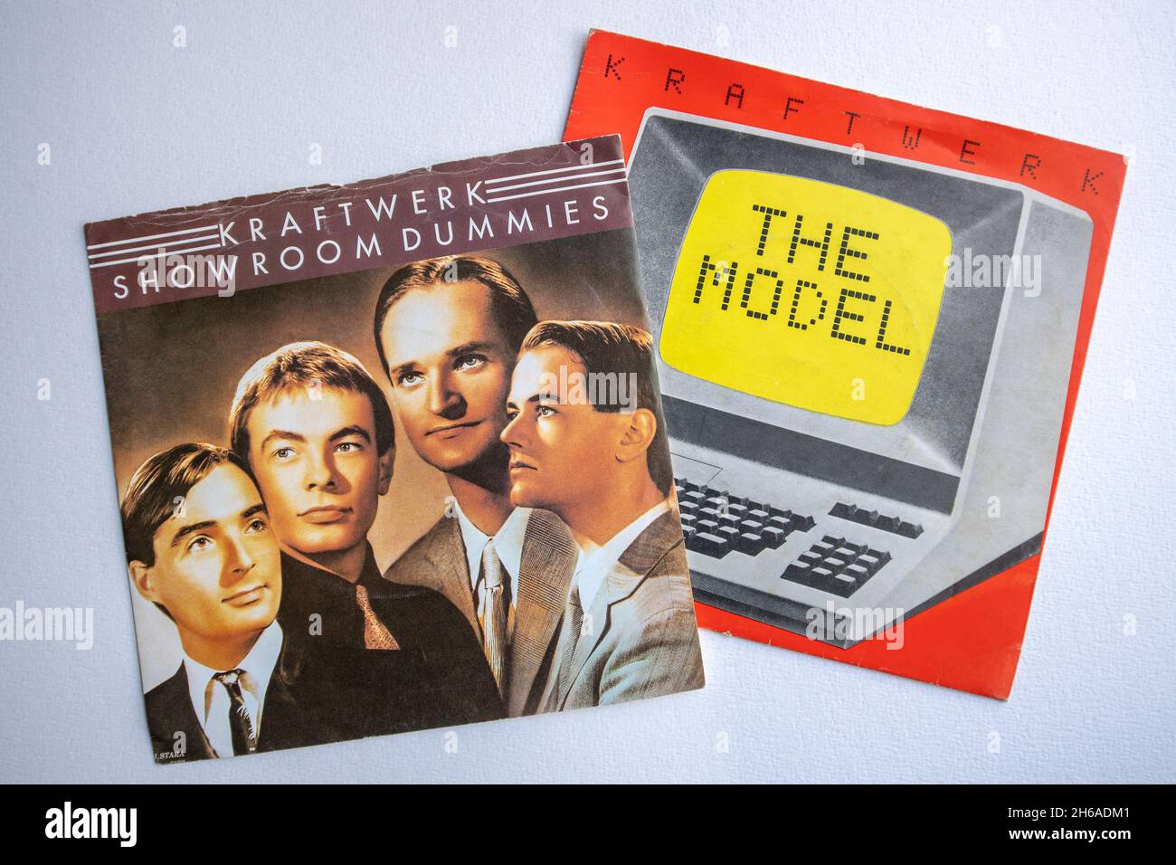 Maniche da foto delle versioni in vinile da sette pollici del modello e showroom Dummies di Kraftwerk, pionieri della musica elettronica tedesca Foto Stock