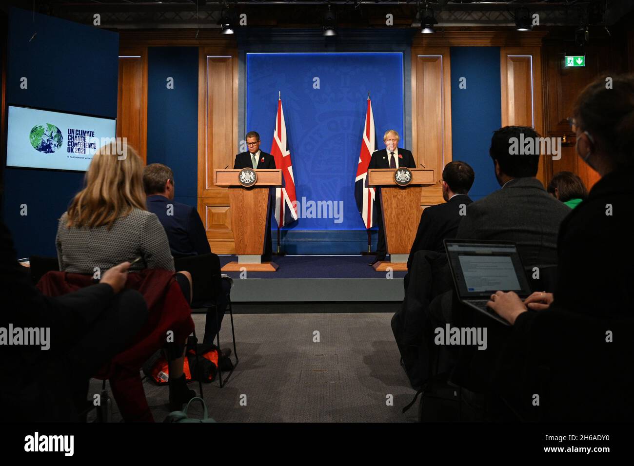 Alok Sharma, presidente del primo ministro del Cop26 (a sinistra) Boris Johnson, durante una conferenza stampa a Downing Street, Londra, sul vertice climatico del Cop26. Data foto: Domenica 14 novembre 2021. Foto Stock