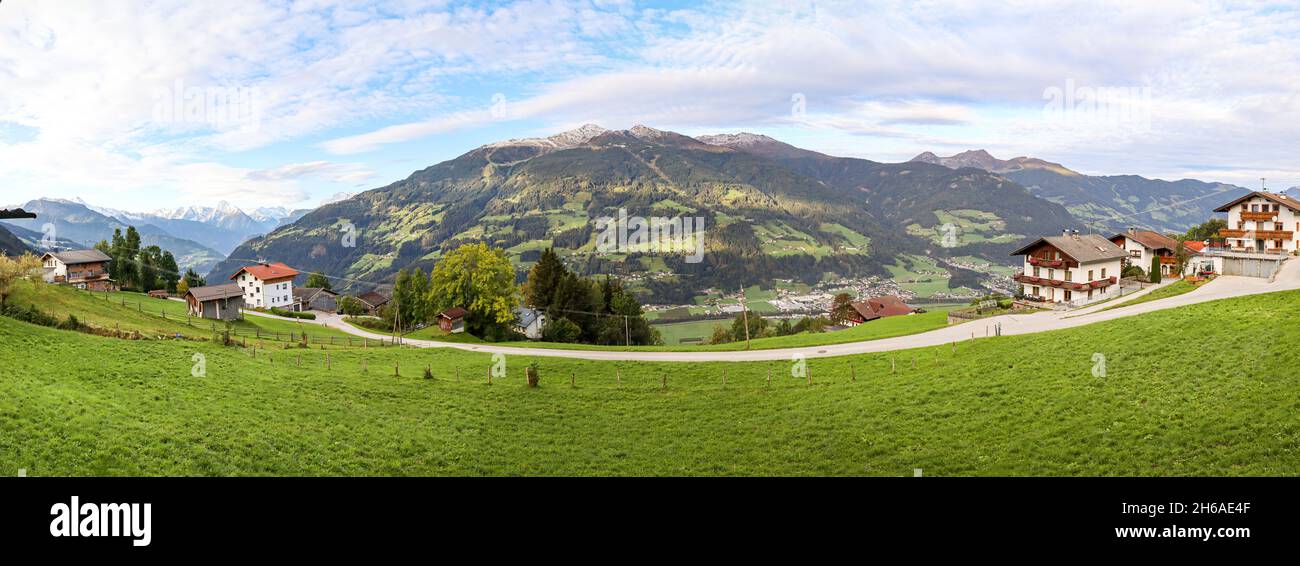 Vista sulla valle di Zillertal con tramonto sulla catena montuosa e sul comprensorio sciistico di Kaltenbach, alpi austriache in Tirolo, Austria Europa Foto Stock