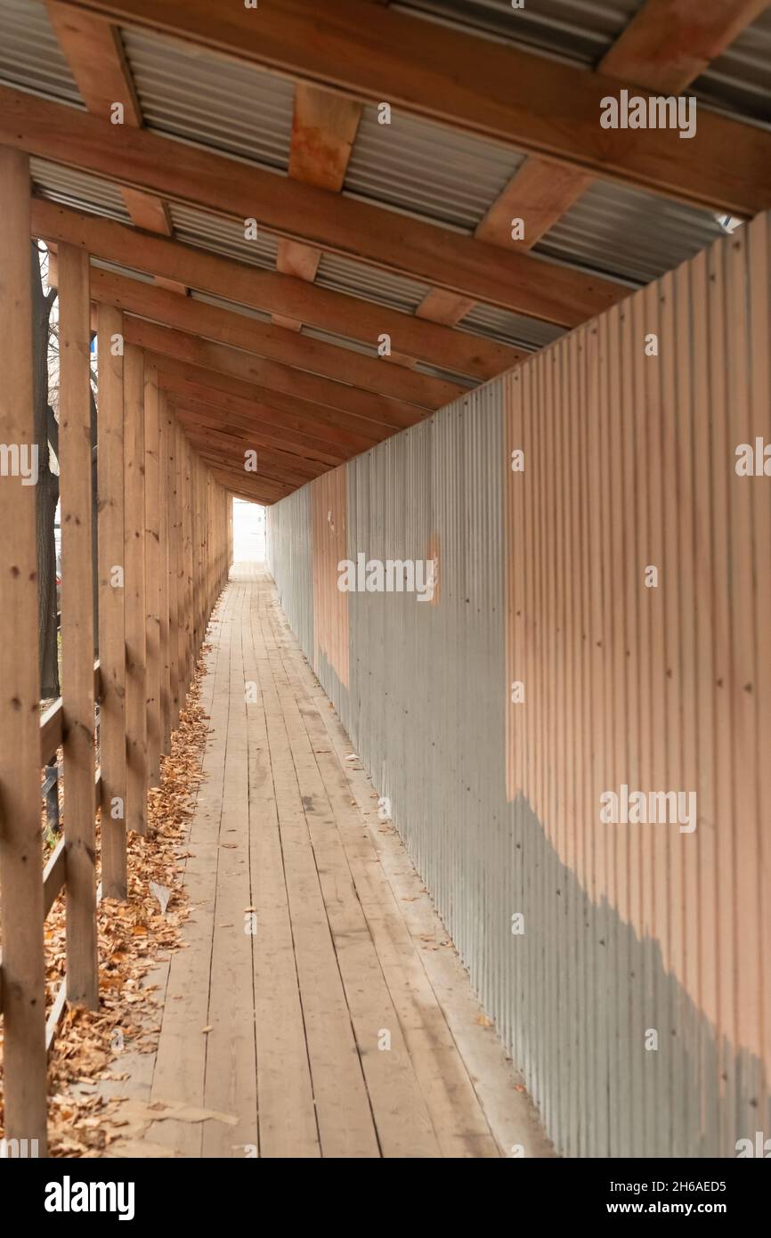 Passaggio attraverso ponteggi becausie di ristrutturazione di edifici per la sicurezza Foto Stock