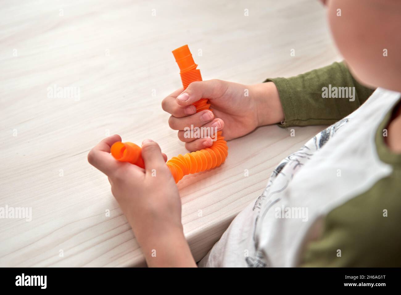 Tubo pop sensoriale push mani bambini. Giocattoli colorati antistress, pop it, semplice concavità. Rainbow silicone sensoriale Fidget nuovo popolare giocattolo in silicone alla moda. Foto Stock