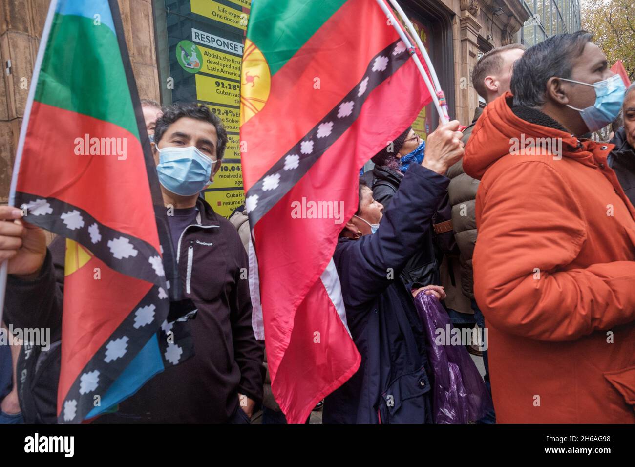 Londra, Regno Unito. 14 novembre 2021. Una protesta della Campagna di solidarietà di Cuba e di altri al di fuori dell'Ambasciata cubana invita il governo degli Stati Uniti a porre fine ai suoi 60 anni di blocco e aggressione contro Cuba, e a fermare i gruppi finanziari per destabilizzare Cuba. La protesta rumorosa riempì il marciapiede fuori dall'ambasciata, con la polizia che proteggeva un piccolo gruppo del gruppo Facebook Archipielago che era venuto ad affrontarli e ha cercato con poco successo di annegare i diffusori. Peter Marshall/Alamy Live News Foto Stock