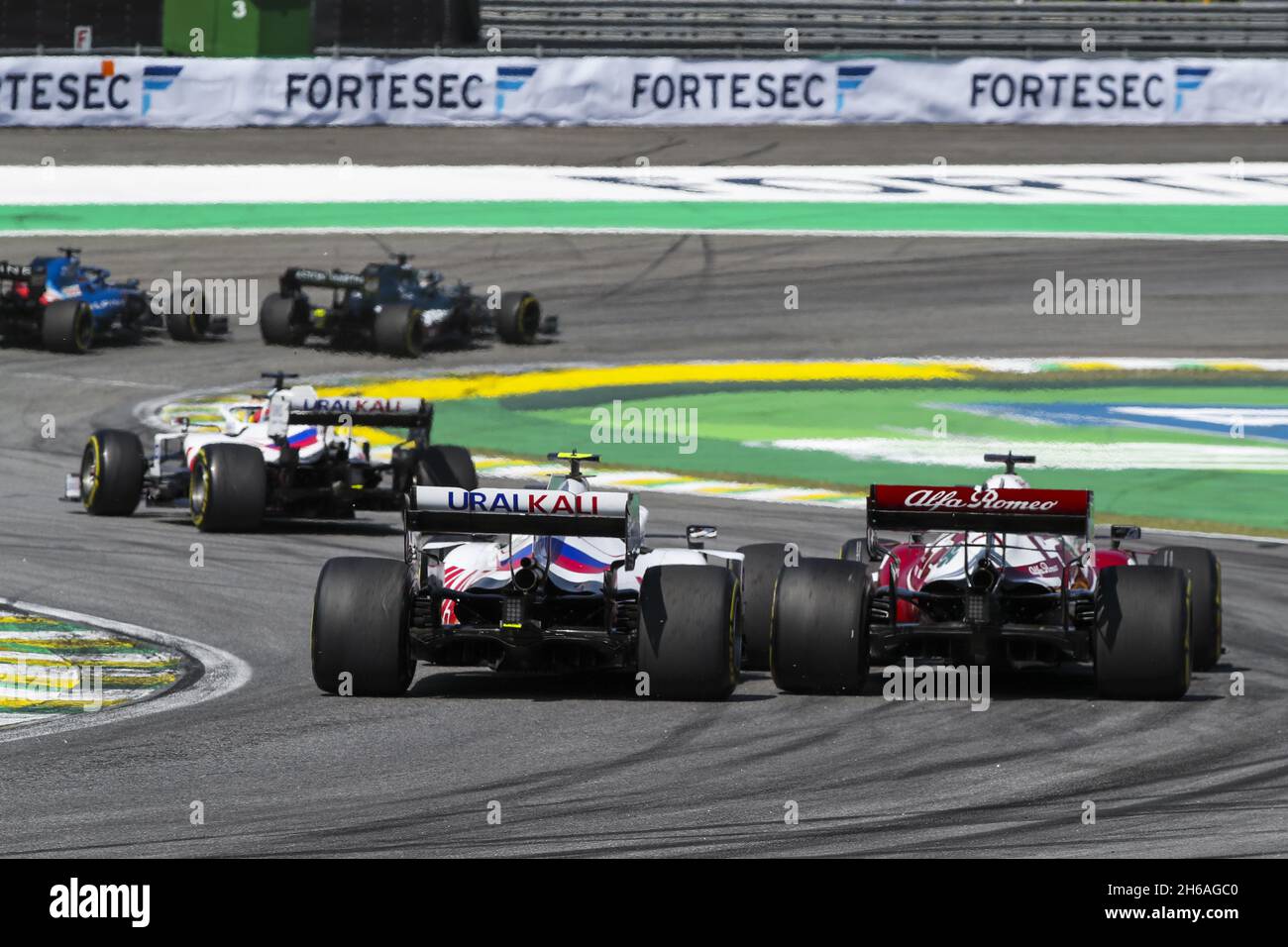 San Paolo, Brasile, 14/11/2021, contatto tra 47 SCHUMACHER Mick (ger), Haas F1 Team VF-21 Ferrari e 07 RAIKKONEN Kimi (fin), Alfa Romeo Racing ORLEN C41, azione durante la Formula 1 Heineken Grande Premio De Sao Paulo 2021, San Paolo Grand Prix, 19° round del Campionato del mondo di Formula uno FIA 2021 dal 12 al 14 novembre 2021 sul circuito Interlagos, a San Paolo, Brasile - Foto: Florent Gooden/DPPI/LiveMedia Foto Stock