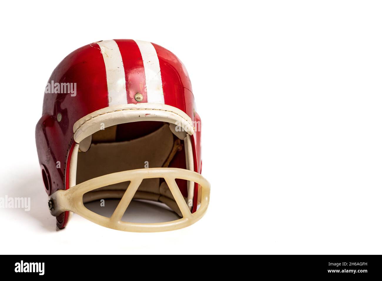 Casco Vintage Red Stripe Youth Football su sfondo bianco con spazio per la copia Foto Stock