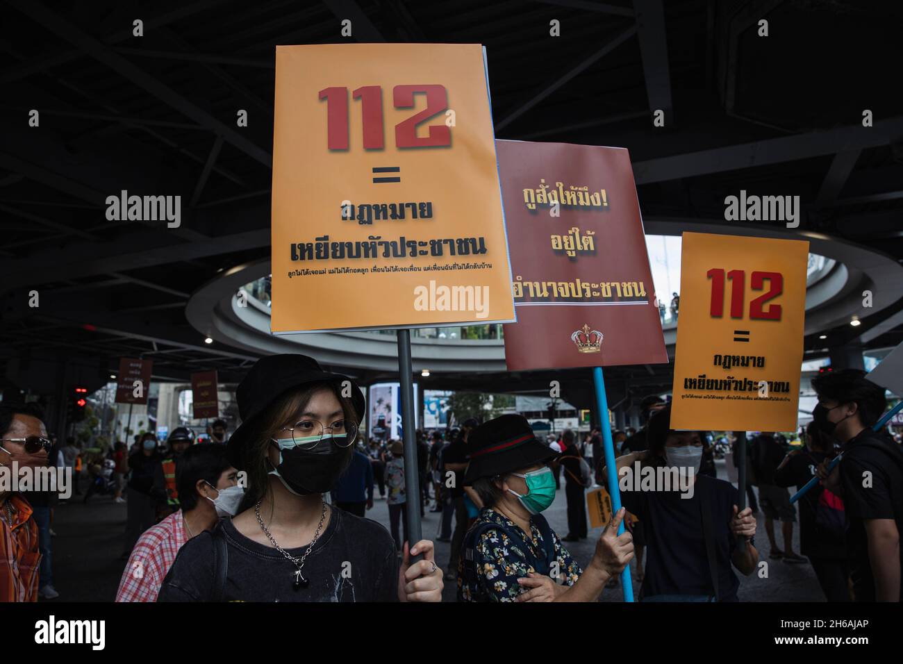 Bangkok, Tailandia. 14 novembre 2021. I manifestanti tengono dei cartelli durante la dimostrazione.i dimostranti pro-democrazia si sono riuniti all’incrocio di Pathumwan per una campagna “lotta contro la monarchia assoluta”. Questa campagna è giunta dopo un verdetto della Corte costituzionale, giudicato che tre discorsi di “riforma della monarchia” il 10 agosto 2020 è “annientare la monarchia costituzionale”. I manifestanti chiedono la riforma della monarchia e l'abolizione di una sezione di diritto penale 112 (lèse-majesté). Credit: SOPA Images Limited/Alamy Live News Foto Stock