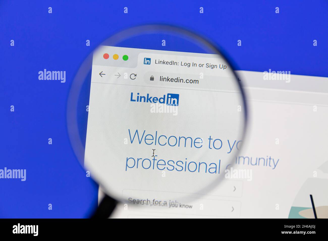 Ostersund, Svezia - 18 luglio 2021: Sito web di LinkedIn sotto una lente d'ingrandimento. LinkedIn è un sito Web di social networking orientato alle aziende. Foto Stock