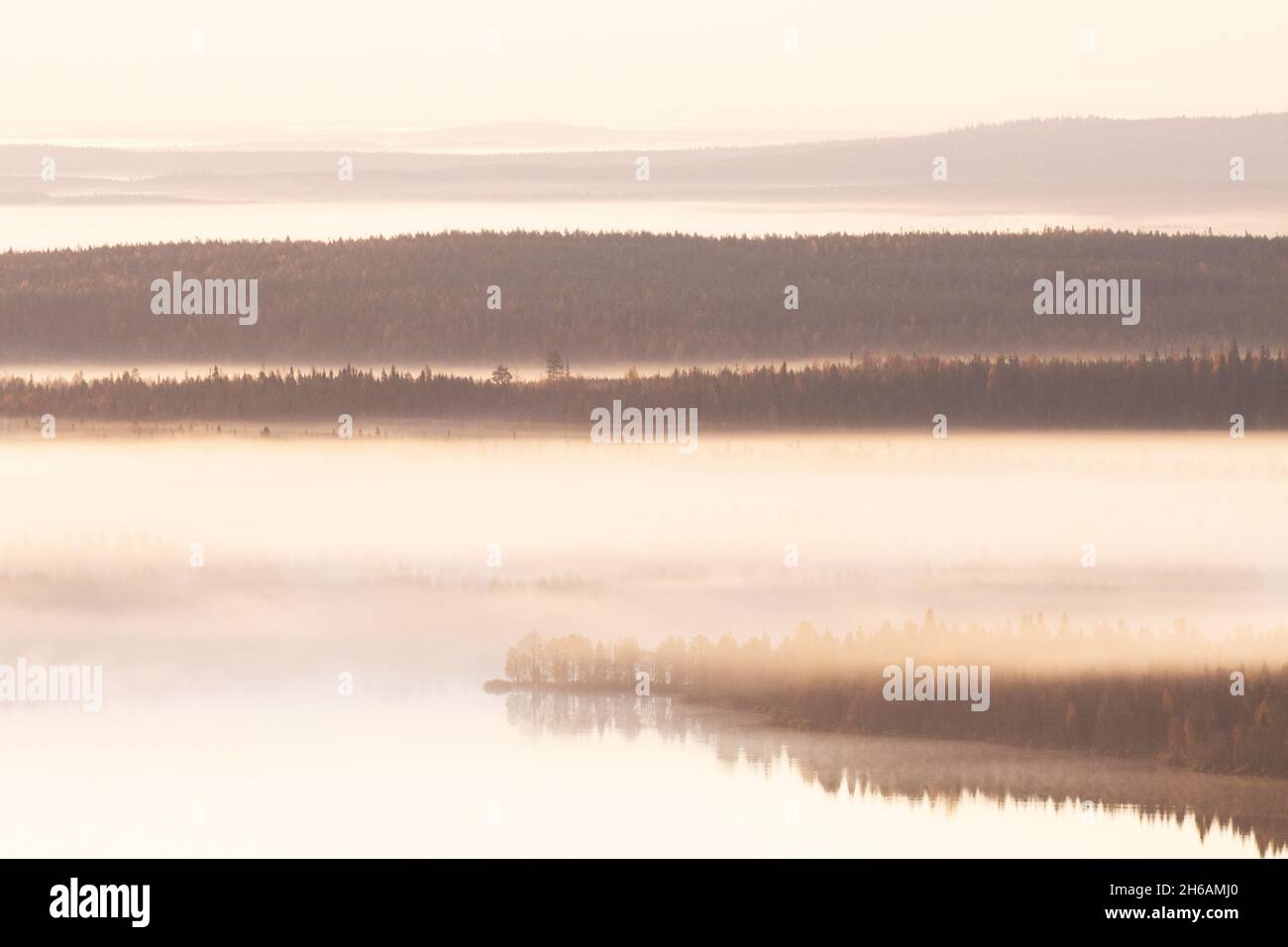 Belle campane nella nebbia durante una mattinata colorata nel nord della Finlandia vicino Kuusamo in autunno. Foto Stock