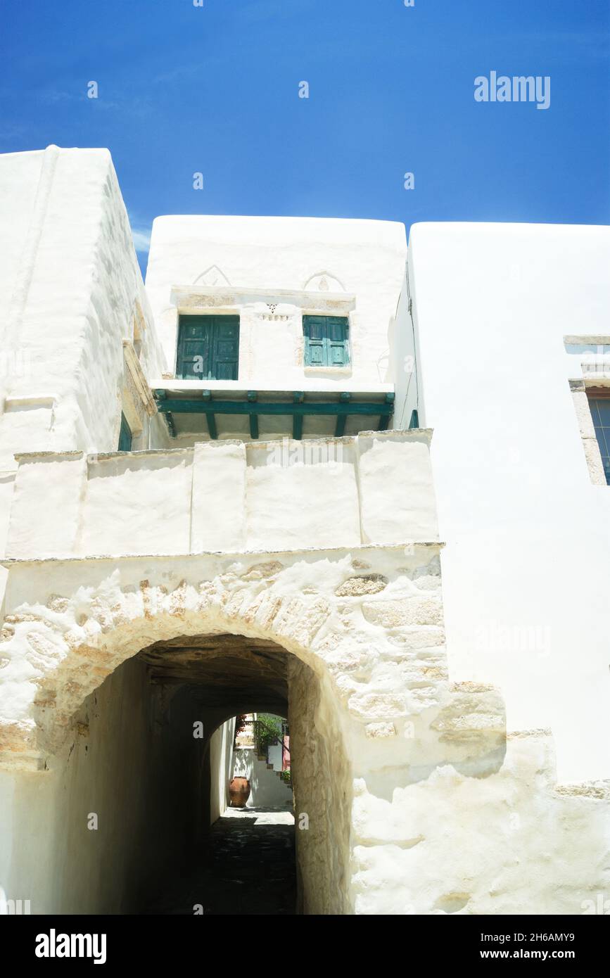FOLEGANDROS Island Grecia porta storica nella bella città vecchia, il Kastro semplice e tradizionale architettura greca isola verticale shot wi Foto Stock