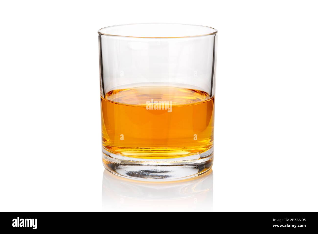 Bicchiere di whisky o whisky o di borbonio americano del Kentucky con il suo riflesso sull'aereo. Isolato su bianco Foto Stock