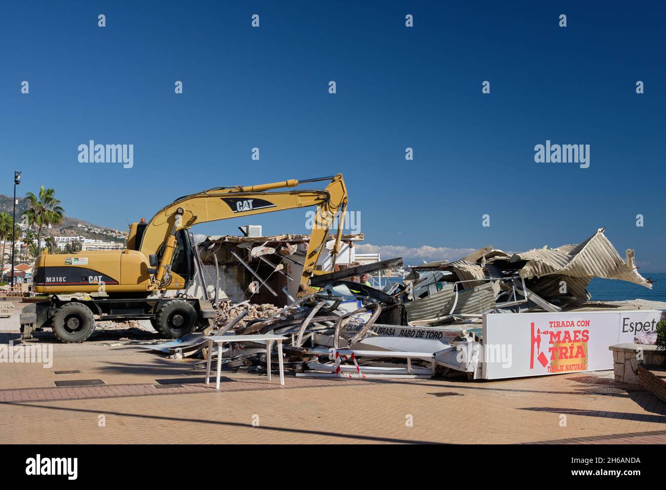 Demolizione del Chiringuito Andalucia Playa a Fuengirola, provincia di Malaga, Andalusia, Spagna. Foto Stock