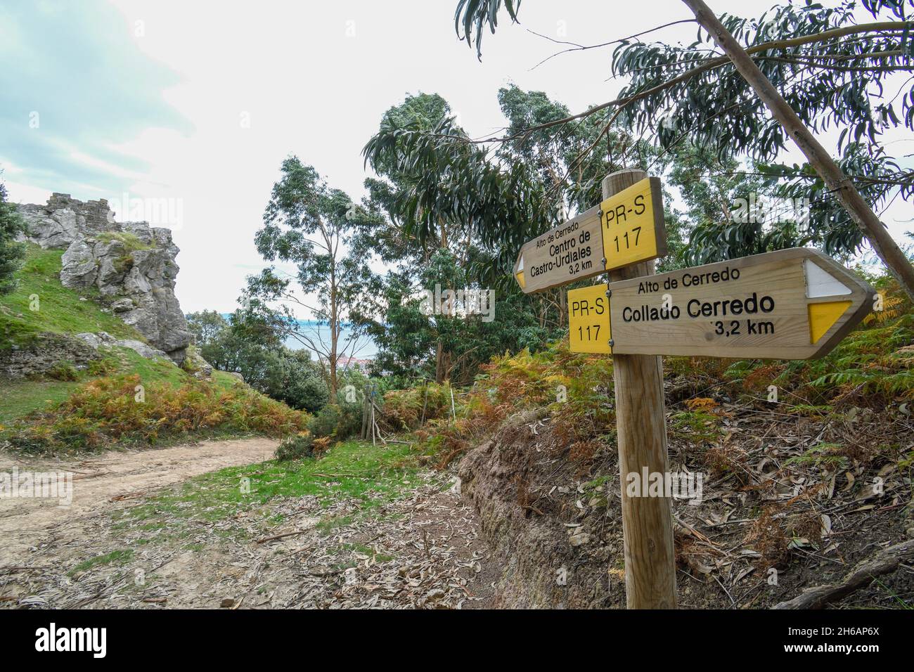 Strada da Allendelagua a Peñacerredo. Foto Stock