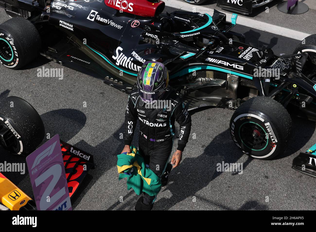 Il vincitore della gara Lewis Hamilton (GBR) Mercedes AMG F1 festeggia in parc ferme. 14.11.2021. Formula 1 World Championship, Rd 19, Gran Premio del Brasile, San Paolo, Brasile, Giorno di gara. Il credito fotografico dovrebbe essere: XPB/Press Association Images. Foto Stock