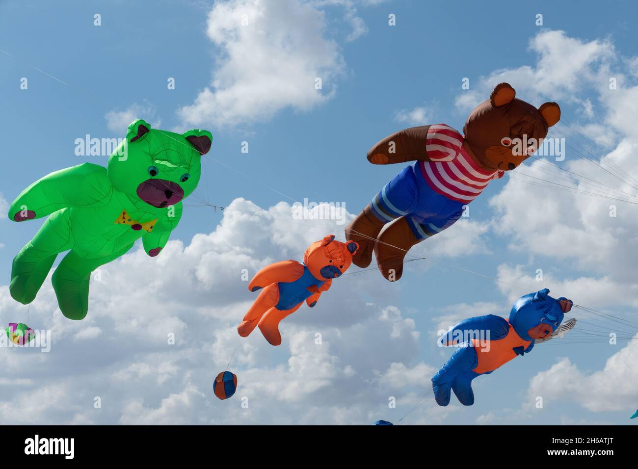 Aquiloni di orsi grandi che volano alla festa internazionale dell'aquilone di Corralejo nel novembre 2021, Fuerteventura, Spagna Foto Stock