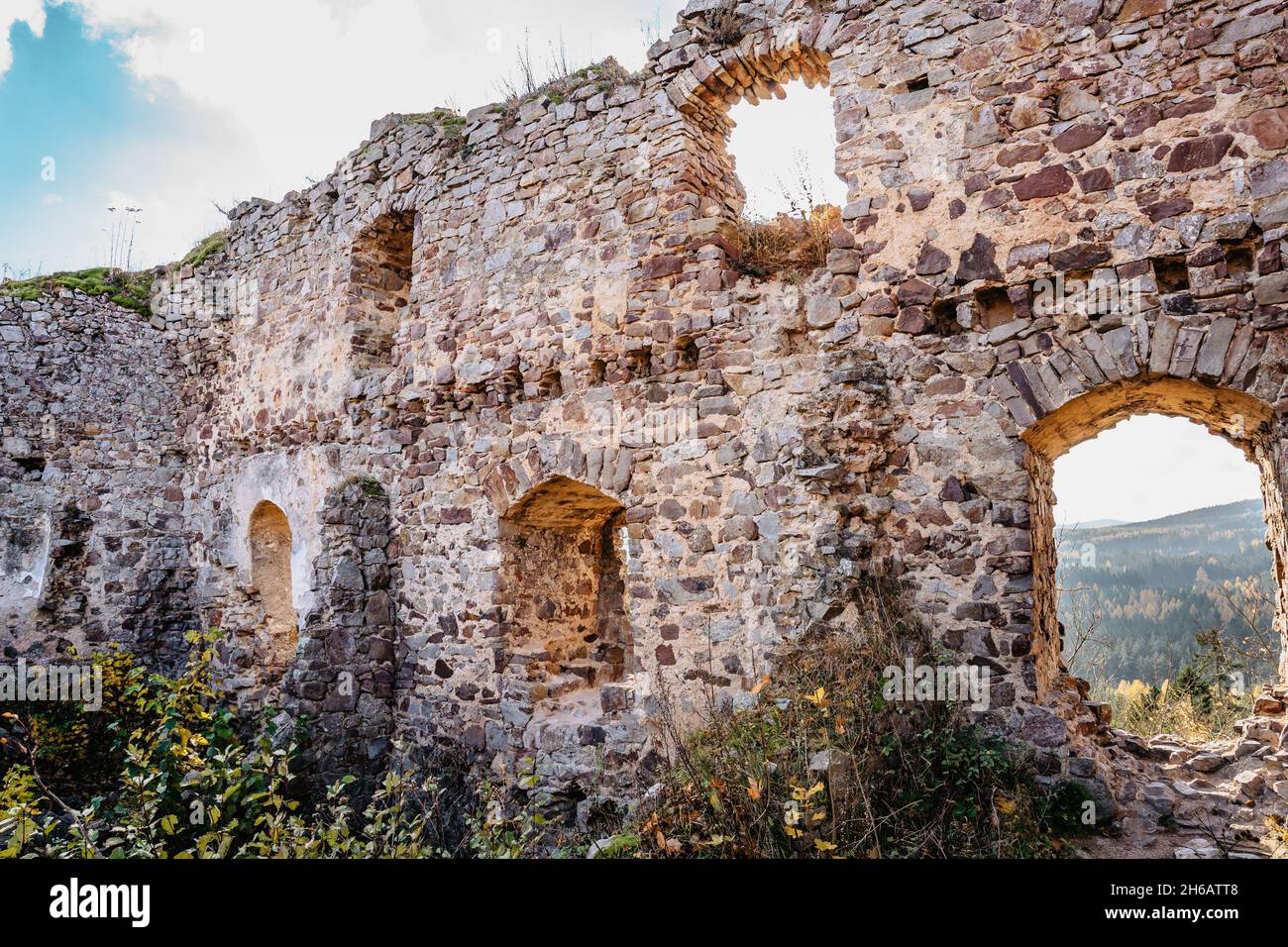 Rovine del Castello di Valdek in Boemia centrale, Brdy, Repubblica Ceca. È stato costruito nel 13 ° secolo da famiglia aristocratica. Ora c'è un'area di addestramento militare Foto Stock