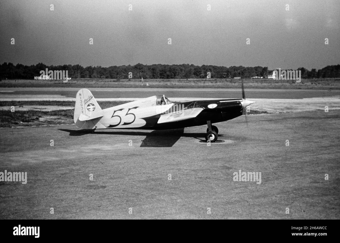 Fotografia d'epoca scattata nel settembre 1948 a Cleveland, Ohio, USA. La foto mostra un aereo in un Airshow o una corsa aerea. Un circuito di rosticce Granville Bee Gee Dart, numero di serie N1303V. Foto Stock