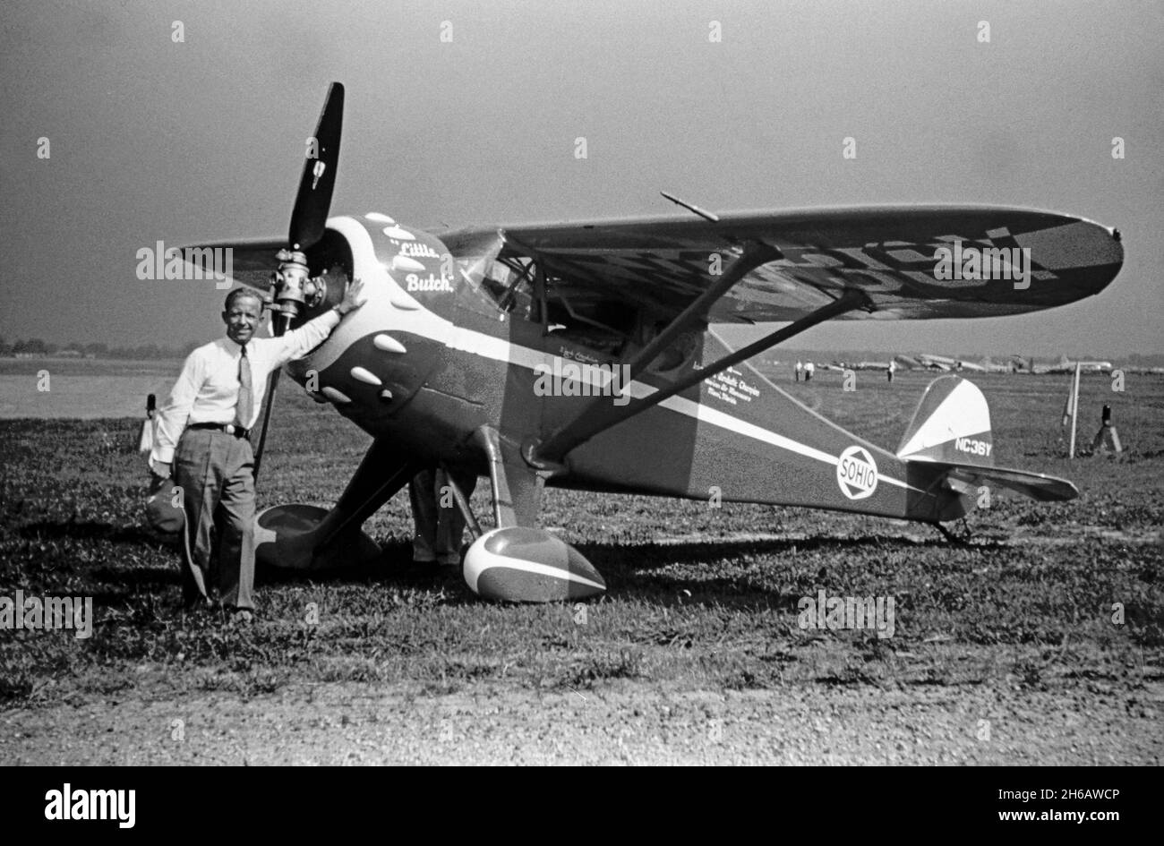 Fotografia d'epoca scattata nel settembre 1948 a Cleveland, Ohio, USA. La foto mostra un aereo in un Airshow o una corsa aerea. Il pilota è in piedi da un Monocoupé 110 Special, numero di serie NC36Y. Foto Stock