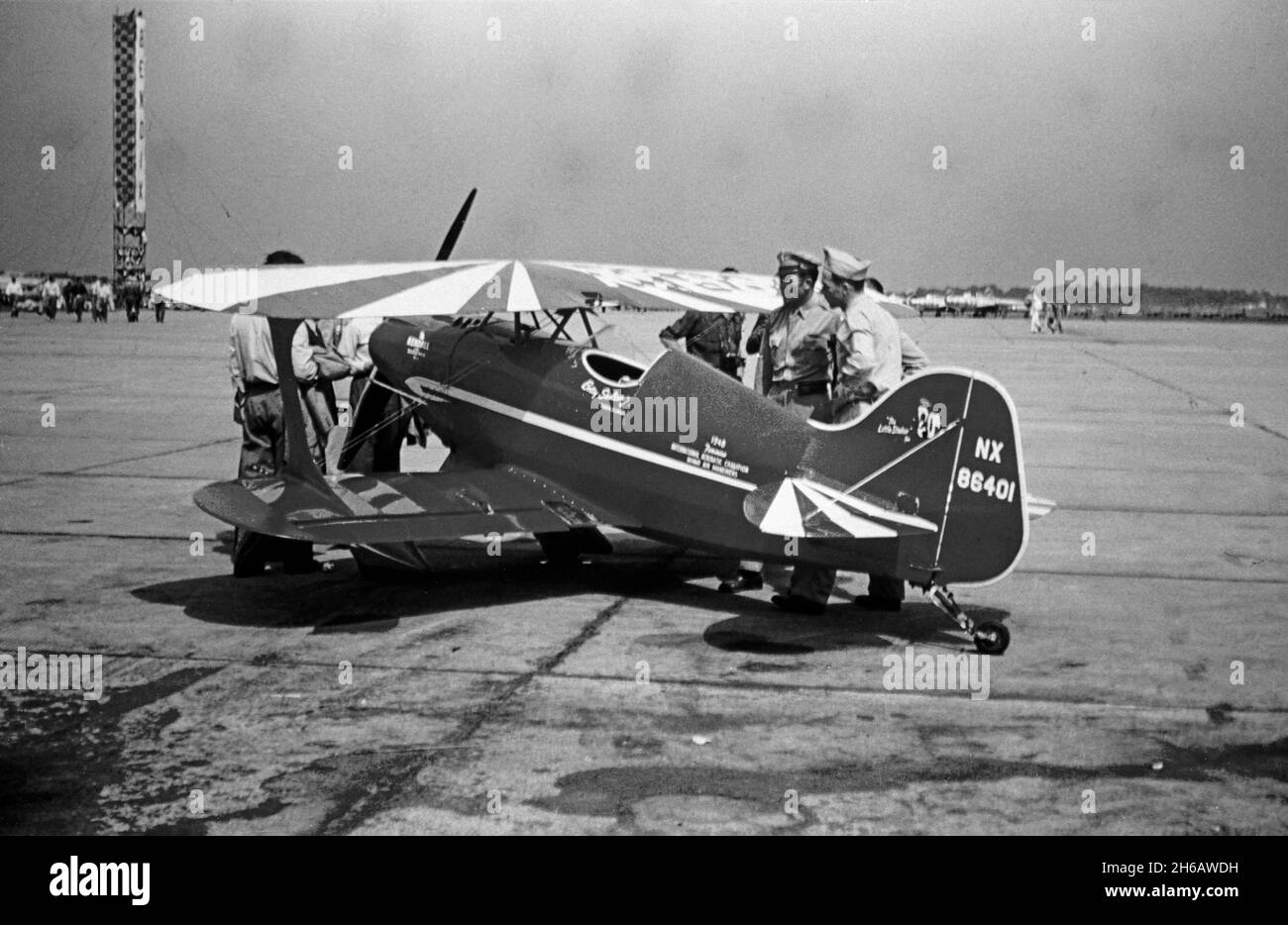 Fotografia d'epoca scattata nel settembre 1948 a Cleveland, Ohio, USA. La foto mostra un aereo in un Airshow o una corsa aerea. Una pista biplanare aerobica Pits Special, numero di serie NX86401, denominata "Little Stinker". Foto Stock