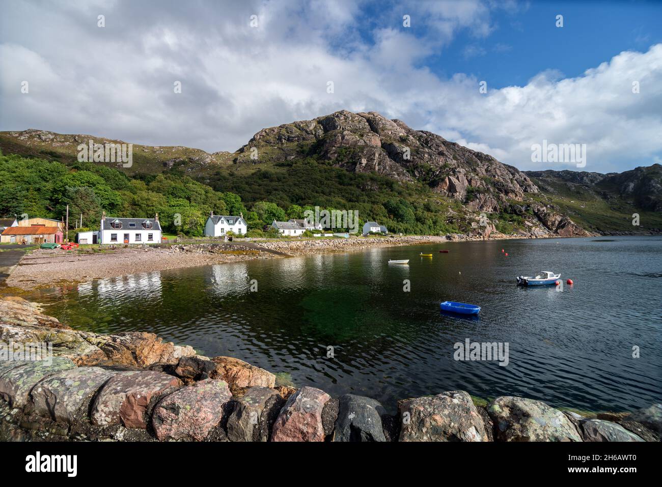 Regno Unito, Scozia, Ross e Cromarty, il villaggio di Lower Diabaig e Loch Diabaig, un'offshoot di Loch Torridon. Foto Stock