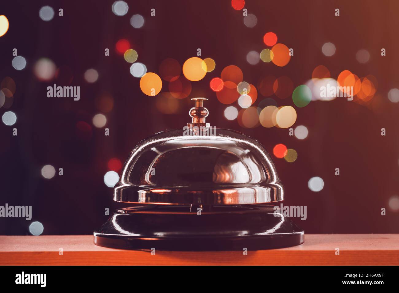 Campana della reception dell'hotel durante le festività natalizie, focus selettivo Foto Stock