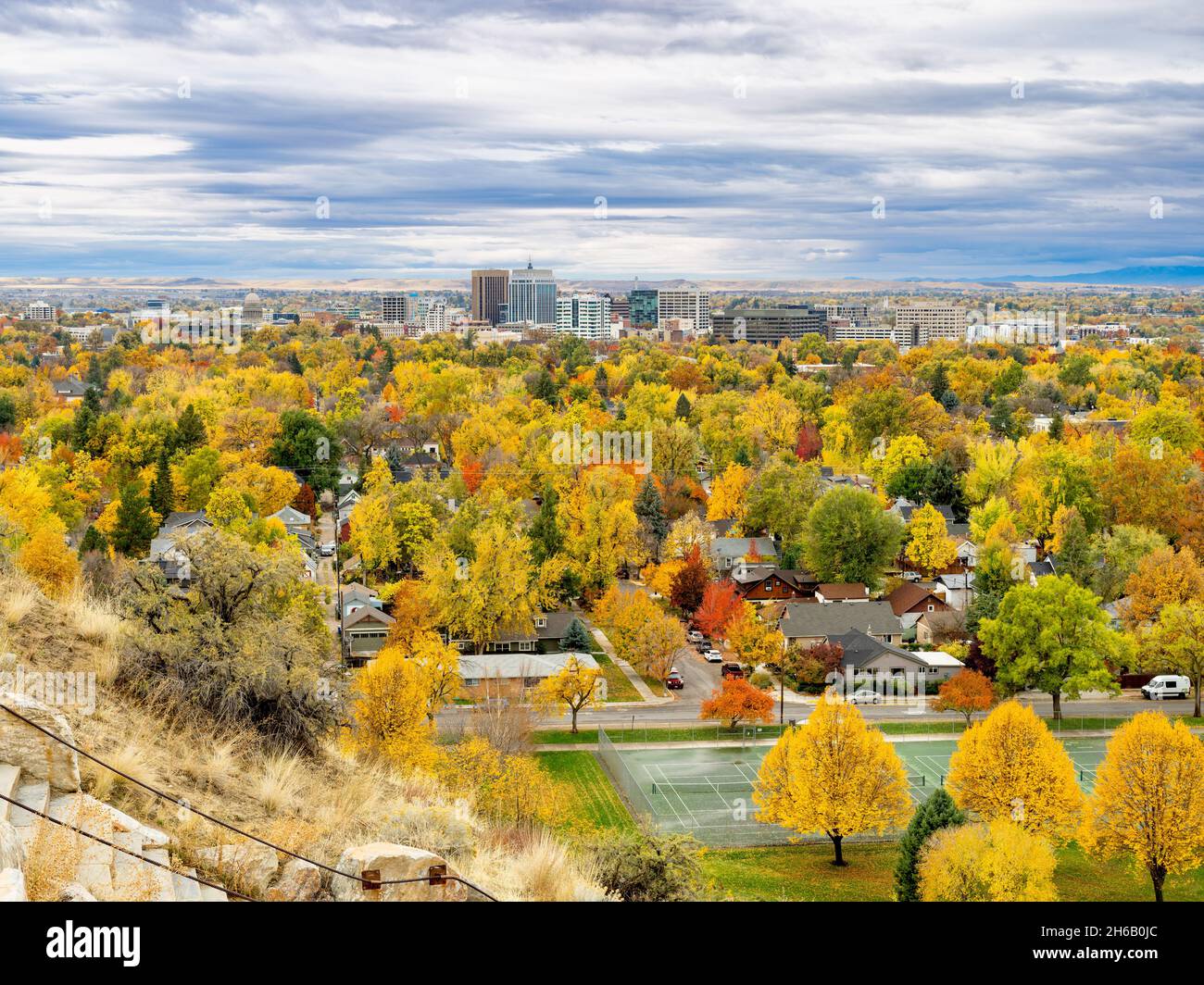 Gli alberi autunnali ricoprono il terreno con un'esplosione di colore con lo skyline di Boise Foto Stock