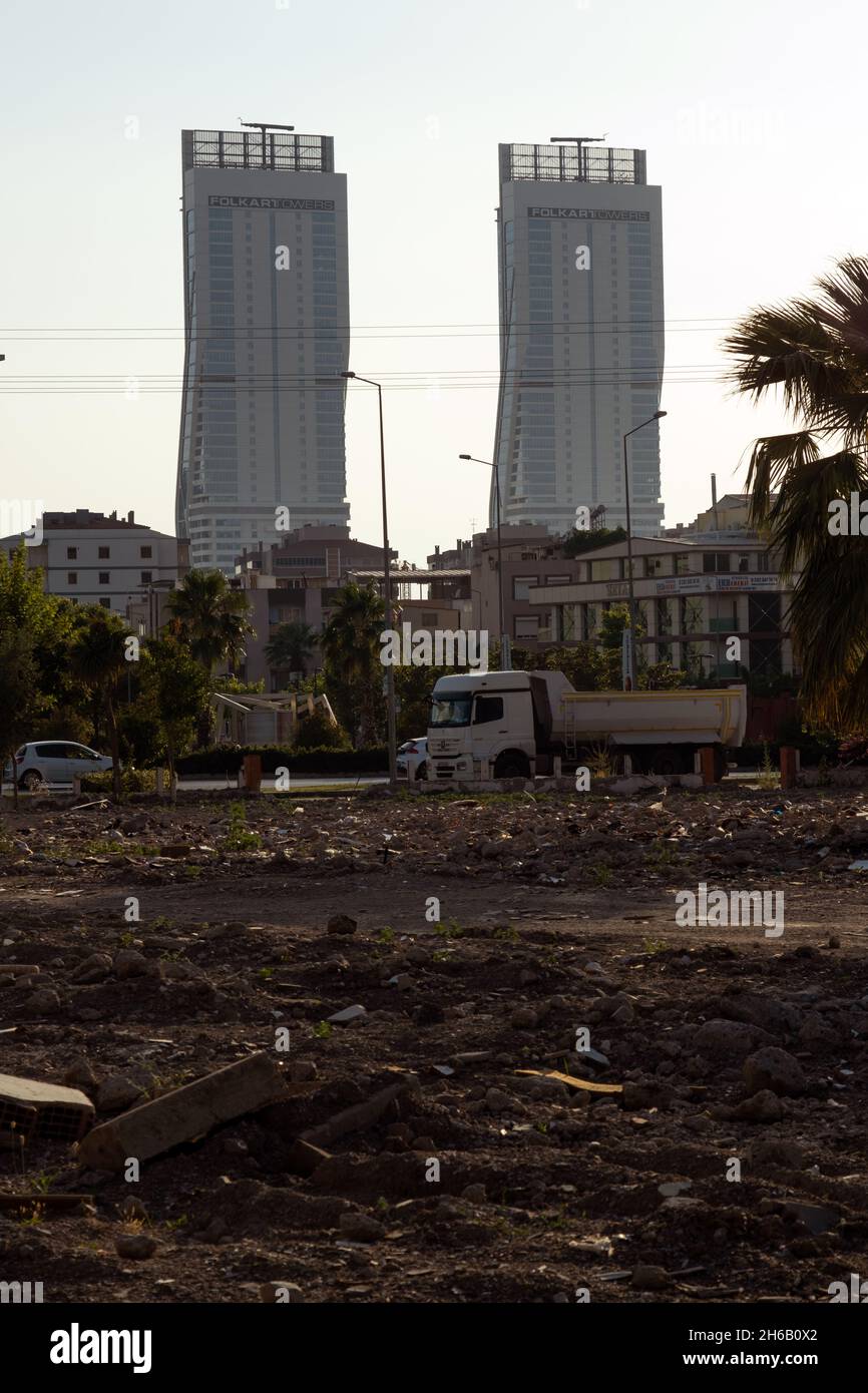 Izmir, Turchia - 22 giugno 2021: Vista delle Torri Folkart dall'area degli edifici decostruiti dopo il terremoto di Izmir a ottobre 30 2020 Foto Stock